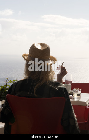 Applying Frau raucht eine Zigarette in einem Café auf der Insel Madeira Portugal Stockfoto