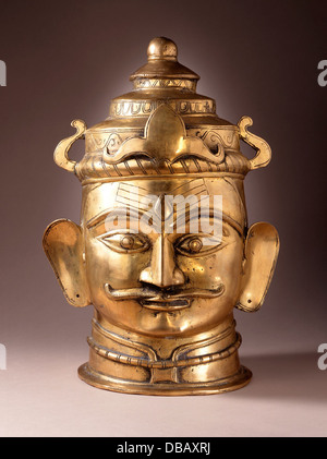 Die Shivalinga ist ein heiliges Symbol, das den hinduistischen Gott Shiva darstellt und oft in religiösen Gottesdiensten verwendet wird. Dieses Beispiel zeigt handwerkliches Können und spirituelle Bedeutung. Stockfoto