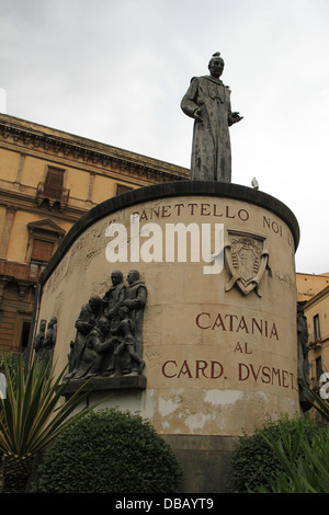 Das Denkmal für den Kardinal Giuseppe Benedetto Dusmet auf der Piazza San Francesco d'Assisi in Catania, Sizilien. Seligen Giuseppe Benedetto Dusmet (15. August 1818 - 4. April 1894) geborene Giuseppe Dusmet - war ein italienischer römisch-katholischer Kardinal, der als Erzbischof von Catania von 1867 bis zu seinem Tod diente. Stockfoto