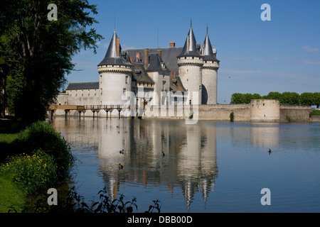 Schloss Sully-Sur-Loire Spiegelt Sich Im See (Ansicht von Südosten); Süd-Ost-Blick auf Schloss Sully-Sur-Loire Stockfoto