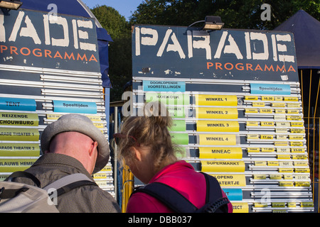 Menschen auf der Suche des Programms des Theaterfestival Parade Stockfoto