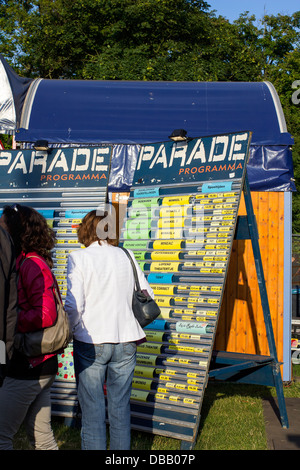 Menschen auf der Suche des Programms des Theaterfestival Parade Stockfoto