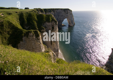 Steilküste Bei Etretat: Felsbogen La Manneporte; Kreidefelsen Sie in der Nähe von Etretat mit Felsbogen "La Manneporte" Stockfoto