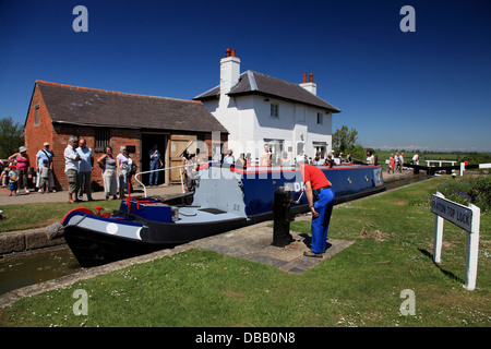 Ein Narrowboat im oberen Schloss in Foxton am Grand Union Canal, sperrt die größte Flug der Treppe Kanal in England Stockfoto