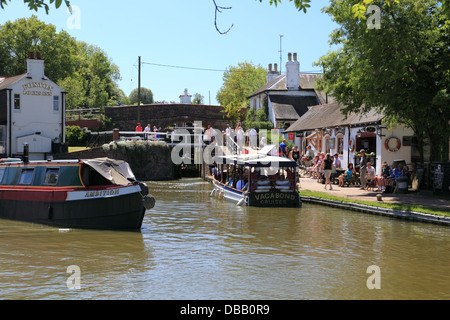 Der Foxton Schlösser Inn und Foxton Bottom Lock am Grand Union Canal, neben den Market Harborough arm Stockfoto