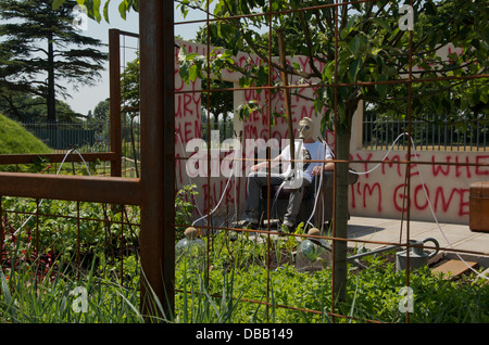 Mann in der Gasmaske Posen im Garten "I Disappear" RHS Hampton Court Palace Flower Show 2013, London, UK, Stockfoto