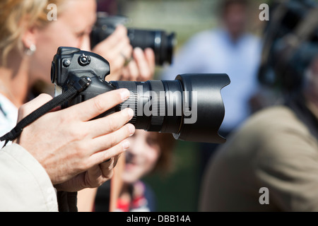 Fotografen halten Kamera Stockfoto