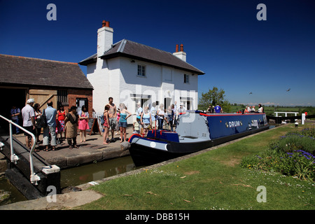 Ein Narrowboat im oberen Schloss in Foxton am Grand Union Canal, sperrt die größte Flug der Treppe Kanal in England Stockfoto