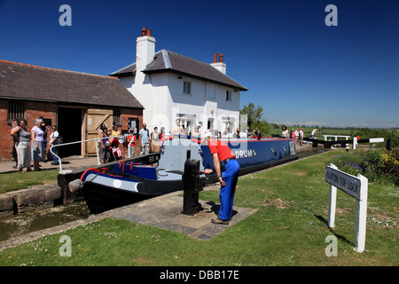 Ein Narrowboat im oberen Schloss in Foxton am Grand Union Canal, sperrt die größte Flug der Treppe Kanal in England Stockfoto