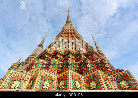 Wat Pho, Bangkok, Thailand. "Wat" bedeutet Tempel in Thai. Der Tempel ist eine der bekanntesten Sehenswürdigkeiten Bangkoks. Stockfoto
