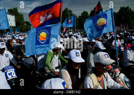 Phnom Penh, Kambodscha am 26. Juli 2013. 10 von Tausenden von Sam Rainsy Fans blockieren die Straßen von Phnom Penh. Sam Rainsy ist seit 2009 im Exil in Frankreich. Er war eine königliche Begnadigung gewährt, des Königs von Kambodscha & am 19. Juli 2013 wieder in Kambodscha. Bildnachweis: Kraig Lieb / Alamy Live News Stockfoto