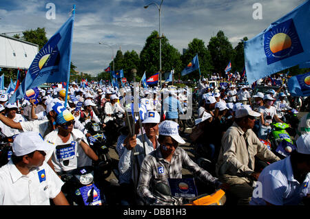 Phnom Penh, Kambodscha im Juli. 26., 2013. 10 von Tausenden von Sam Rainsy Fans blockieren die Straßen von Phnom Penh. ein Mann mit Krücken tritt die Rallye. Sam Rainsy ist seit 2009 im Exil in Frankreich. Er war eine königliche Begnadigung gewährt, des Königs von Kambodscha & am 19. Juli 2013 wieder in Kambodscha. Bildnachweis: Kraig Lieb/Alamy Live-Nachrichten Stockfoto