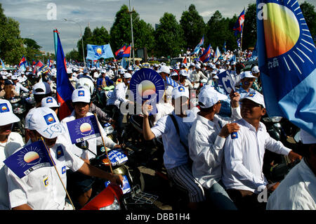 Phnom Penh, Kambodscha am Juli. 26., 2013. Zehntausende von Sam-Rainsy-Anhängern blockieren die Straßen von Phnom Penh. Sam Rainsy befindet sich seit 2009 in Frankreich im Exil. Er wurde vom König von Kambodscha begnadigt und kehrte am 19. Juli 2013 nach Kambodscha zurück. Kredit: Kraig Lieb / Alamy Live News Stockfoto