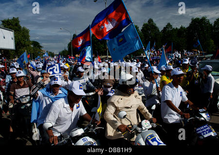 Phnom Penh, Kambodscha am 26. Juli 2013. 10 von Tausenden von Sam Rainsy Fans blockieren die Straßen von Phnom Penh. Sam Rainsy ist seit 2009 im Exil in Frankreich. Er war eine königliche Begnadigung gewährt, des Königs von Kambodscha & am 19. Juli 2013 wieder in Kambodscha. Bildnachweis: Kraig Lieb / Alamy Live News Stockfoto