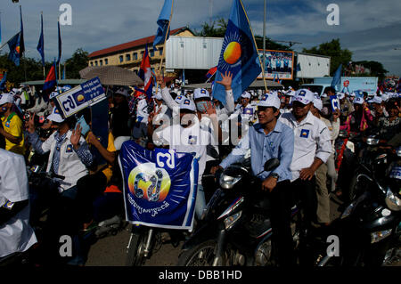 Phnom Penh, Kambodscha am 26. Juli 2013. Zehntausende von Sam-Rainsy-Anhängern blockieren die Straßen von Phnom Penh. Die Fans zeigen die Nummer 7 mit ihren Händen (Sam Rainsy ist die Nummer 7 in der Wahl). Sam Rainsy befindet sich seit 2009 in Frankreich im Exil. Er wurde vom König von Kambodscha begnadigt und kehrte am 19. Juli 2013 nach Kambodscha zurück. Kredit: Kraig Lieb / Alamy Live News Stockfoto