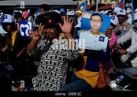 Phnom Penh, Kambodscha, Juli. 26., 2013. Sam Rainsy Supporter zeigt #7 mit ihren Händen (Sam Rainsy ist #7 in der Wahl). Sam Rainsy befindet sich seit 2009 im Exil in Frankreich. Er erhielt vom König von Kambodscha eine königliche Begnadigung und kehrte am 19.. Juli 2013 nach Kambodscha zurück. Kredit: Kraig Lieb / Alamy Live Nachrichten Stockfoto