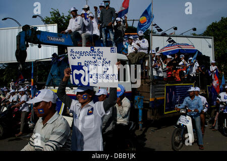 Phnom Penh, Kambodscha im Juli. 26., 2013. Sam Rainsy Anhänger mit Schildern, wie sie durch die Straßen von Phnom Penh fahren. Sam Rainsy ist seit 2009 im Exil in Frankreich. Er war eine königliche Begnadigung gewährt, des Königs von Kambodscha & am 19. Juli 2013 wieder in Kambodscha. Bildnachweis: Kraig Lieb / Alamy Live News Stockfoto