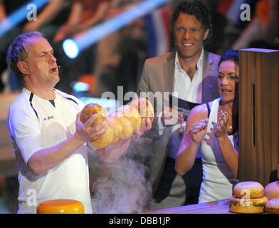 Düsseldorf, Deutschland. 26. Juli 2013. Actor Uwe Ochsenknecht (R) aus der deutschen Mannschaft fällt Käse während ein Staffellauf mit Schiedsrichter Urs Meier (C) und Schauspielerin Christine Neubauer (R) während der live-Übertragung der SAT1 TV show "Deutschland Gegen Holland - sterben Revanche" (beleuchtet: Deutschland Vs Holland - The Revenge) in Düsseldorf, 26. Juli 2013. Foto: HENNING KAISER/Dpa/Alamy Live News Stockfoto