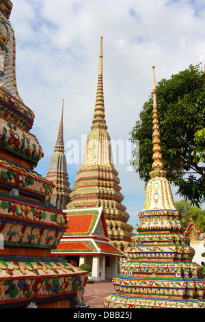 Wat Pho, Bangkok, Thailand. "Wat" bedeutet Tempel in Thai. Der Tempel ist eine der bekanntesten Sehenswürdigkeiten Bangkoks. Stockfoto