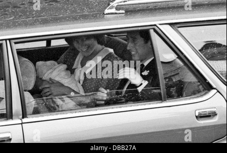 Prinzessin Diana, Prinz Charles Baby Prinz William verlassen die Lindo Flügel, Str. Marys Hospital, Paddington West London 1982 Stockfoto