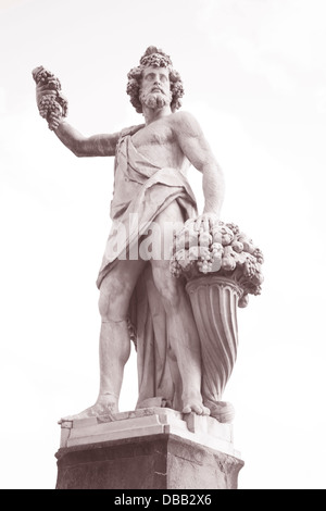 Statue der Jahreszeiten auf Santa Trinita-Brücke, Florenz (1608), Italien in Schwarzweiß und Sepia-Farbton Stockfoto