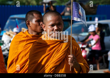 Phnom Penh, Kambodscha im Juli. 26., 2013. Sam Rainsy-Anhänger, ein buddhistischer Mönch. Sam Rainsy ist seit 2009 im Exil in Frankreich. Er war eine königliche Begnadigung gewährt, des Königs von Kambodscha & am 19. Juli 2013 wieder in Kambodscha. Bildnachweis: Kraig Lieb / Alamy Live News Stockfoto