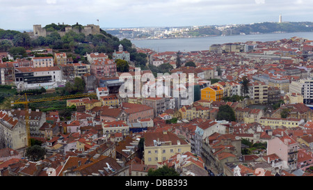 Das Schloss von Saint George mit Blick auf die Baixa Bezirk von Lissabon und Tejo Stockfoto