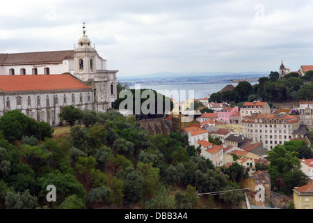 Das Kloster und die Kirche Nossa Senhora da steht Graca auf dem höchsten Hügel in Lissabon mit Blick auf den Tejo. Stockfoto