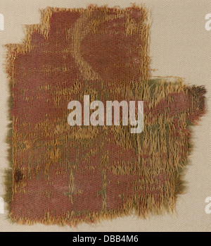 Ein Textilfragment von LACMA mit komplizierten Mustern und Handwerkskunst. Dieses Stück repräsentiert die künstlerischen Techniken, die in der Textilproduktion in alten Kulturen verwendet werden, mit besonderem Fokus auf Design und Materialzusammensetzung. Stockfoto