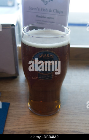 Cornish Doombar Bier bei Rick Stein Fisch und Pommesbude in Padstow, Cornwall Stockfoto