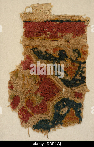 Ein Textilfragment in LACMA, das Einblicke in historische Textiltechniken bietet. Das Stück zeigt die Verwendung von Stoffen, Farben und Mustern, die in früheren Zeiträumen der Kunst üblich waren. Stockfoto