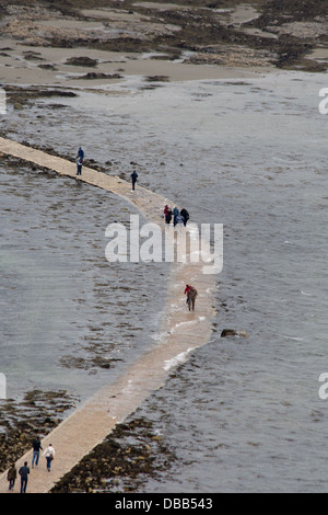 Fußgänger überqueren Fußweg nach St. Michaels Mount Cornwall, da die Flut kommt Stockfoto