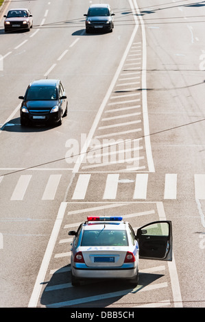 Die Auto-Verkehrspolizei auf Pflicht Dienst Raddilitelnoy Linie Autobahn Stockfoto