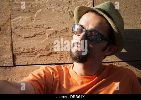 Porträt von ein hübscher junger Mann mit Spitzbart Stockfoto
