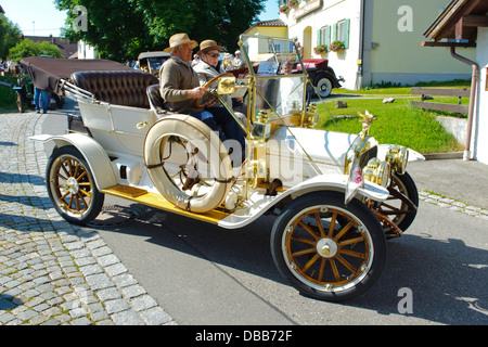 Oldtimer-Rallye für mindestens 80 Jahre alten Oldtimer mit weiß GA, gebaut im Jahr 1910 Stockfoto