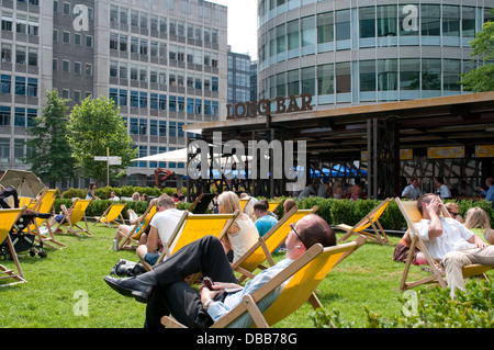 Menschen entspannen vor Long Bar at The Avenue, Spinningfields, Manchester, UK Stockfoto