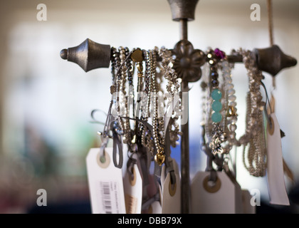 Schmuck in einem Modegeschäft angezeigt Stockfoto