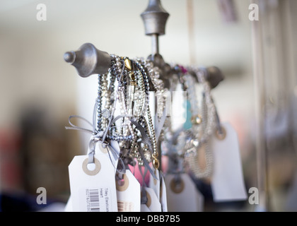 Schmuck in einem Modegeschäft angezeigt Stockfoto