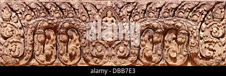 Es gibt eine Menge von Relief an der Wand des Gebäudes am Banteay srei Stockfoto