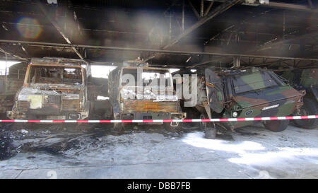 Bundeswehr LKW ausgebrannt und Spezial-Vehichles an der Elbe-Havel-Kaserne in Havelberg, Deutschland, 27. Juli 2013 geparkt werden. Ein Brandanschlag auf militärische Vehichles an der Basis in Havelberg verursacht mindestens 10 Millionen Euro Schaden. Derzeit gibt es keine Ahnung, wer das Feuer am Freitag Abend begann. Foto: MATTHIAS STRAUSS Stockfoto