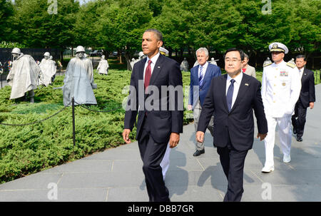 Washingon DC, USA. 27. Juli 2013. US-Präsident Barack Obama kommt um einen Kranz vor der Bereitstellung von Bemerkungen zum 60. Jahrestag des Koreakrieges Waffenstillstandes an das Korean War Veterans Memorial in Washington, D.C. am Samstag, 27. Juli 2013 zu legen. Bildnachweis: Ron Sachs / Pool über CNP Credit: Dpa picture-Alliance/Alamy Live News Stockfoto