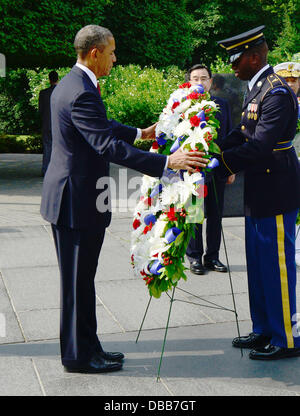 Washingon DC, USA. 27. Juli 2013. US-Präsident Barack Obama legt einen Kranz vor der Bereitstellung von Bemerkungen zum 60. Jahrestag des Koreakrieges Waffenstillstandes an das Korean War Veterans Memorial in Washington, D.C. am Samstag, 27. Juli 2013. Bildnachweis: Ron Sachs / Pool über CNP Credit: Dpa picture-Alliance/Alamy Live News Stockfoto