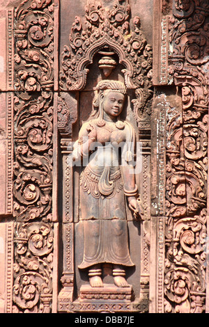 Es gibt eine Menge von Relief an der Wand des Gebäudes am Banteay srei Stockfoto