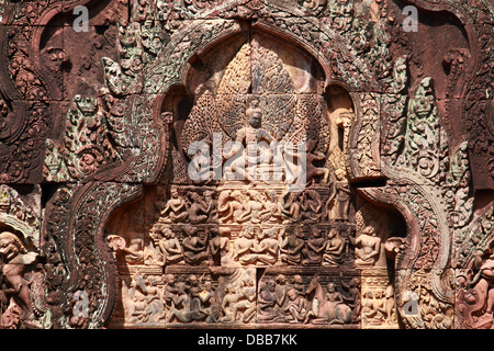Es gibt eine Menge von Relief an der Wand des Gebäudes am Banteay srei Stockfoto