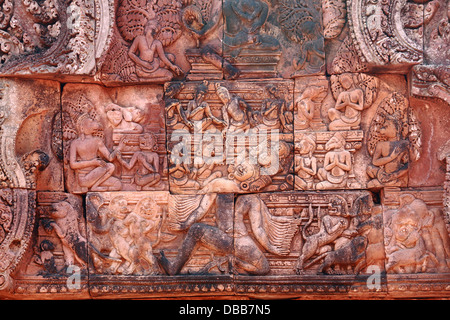 Es gibt eine Menge von Relief an der Wand des Gebäudes am Banteay srei Stockfoto