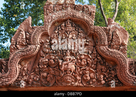 Es gibt eine Menge von Relief an der Wand des Gebäudes am Banteay srei Stockfoto