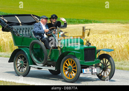 Oldtimer-Rallye für mindestens 80 Jahre alten Oldtimer mit Rover 8HP, gebaut im Jahr 1906 Stockfoto