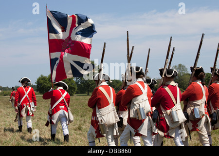 Kanada, Ontario, Niagara-on-the-Lake, Fort George National Historic Park, Reenactment of the Revolutionary Loyalist war, britische Soldaten marschieren Stockfoto