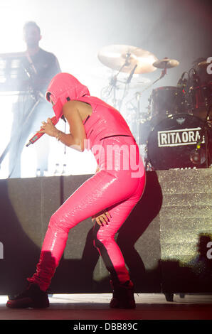 Stratford, UK. 25. Juli 2013. Rita Ora führt Tag 1 der Global Gathering Festival 2013, England. 25.07.2013 Kredit: Gary Stafford/Alamy Live-Nachrichten Stockfoto