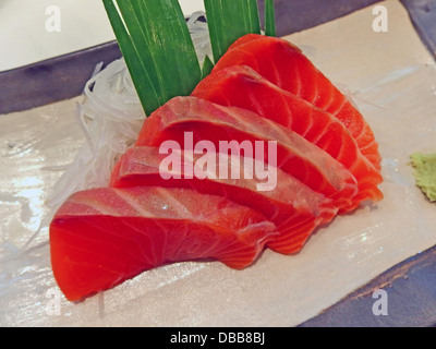 In Scheiben geschnittenen rohen fetten Lachs (Lachs-Sashimi) Stockfoto
